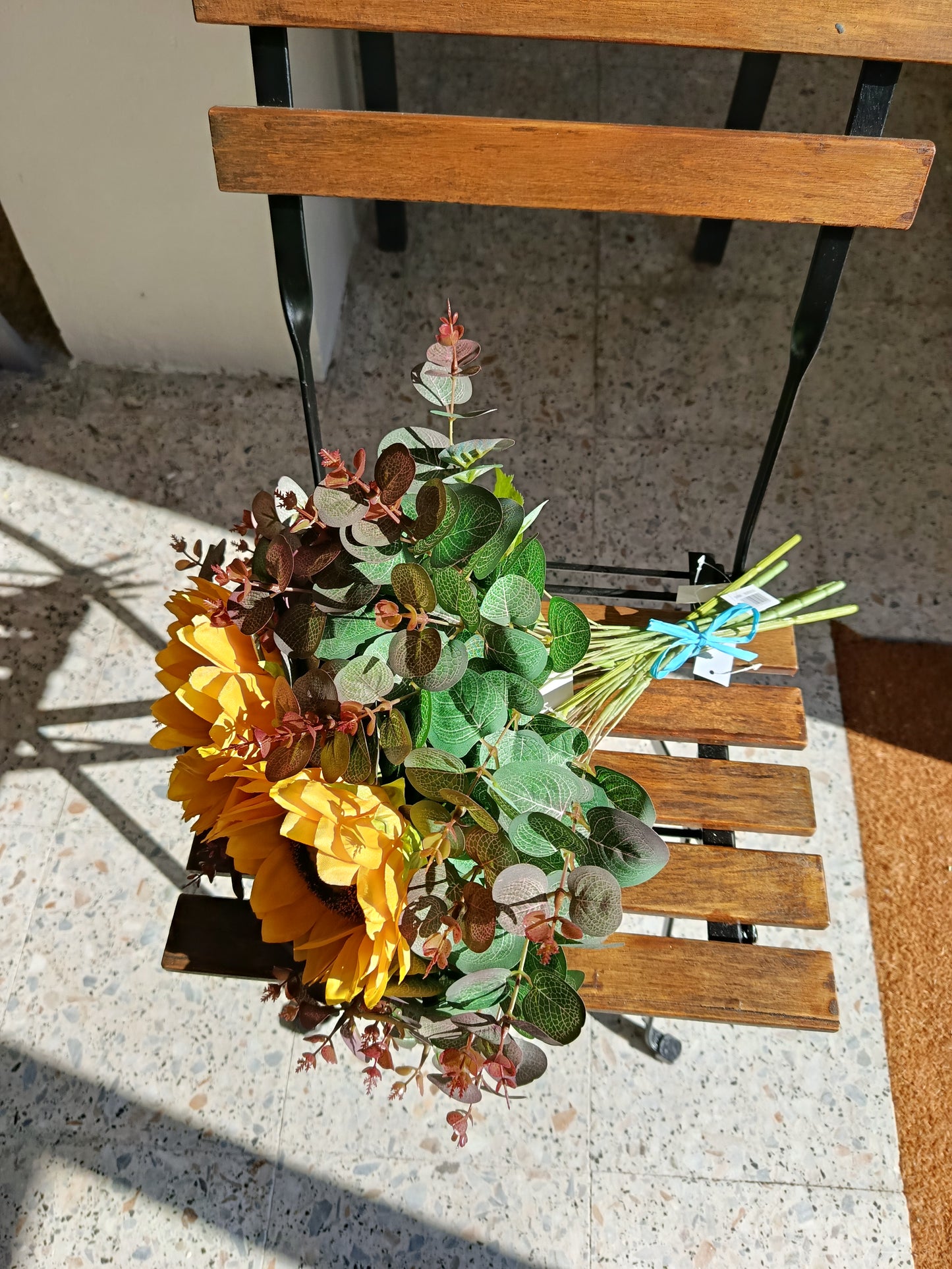Ramo girasoles y eucaliptos artificiales